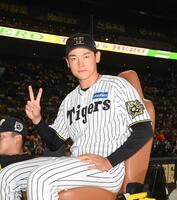 　２勝目を挙げ、ポーズを決める早川（撮影・西田忠信）