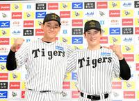 　お立ち台でポーズを決める早川（左）と高寺（撮影・西田忠信）