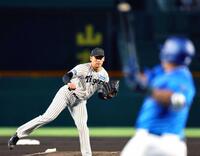 　１回、ビシエドを併殺に打ち取る（撮影・山口登）