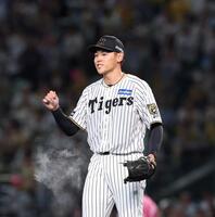 　３回、佐藤輝のプレーに笑顔を見せる早川（撮影・北村雅宏）