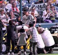 　Ｖサインの早川（撮影・飯室逸平）