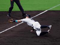 　３回、蝦名の打球を好捕する佐藤輝（撮影・山口登）