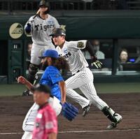 　４回、ジャクソンから先制打を放つ高寺（撮影・飯室逸平）