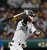 　４回、先制打を放つ高寺（撮影・西田忠信）