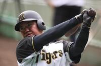 　打撃練習する長坂