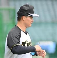 　帽子を重ねて着用する森下（撮影・西田忠信）