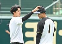 　森下（右）から帽子を取る小幡（撮影・西田忠信）