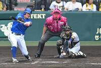 　４回、筒香の打球が梅野に当たる（撮影・飯室逸平）