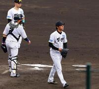 　５回途中、降板する高橋（撮影・山口登）