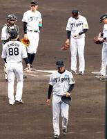 　５回途中、降板する高橋（撮影・山口登）