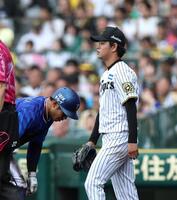 　４回、山本に先制となる適時打を浴びた高橋（撮影・北村雅宏）