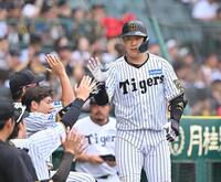 　７回、ソロを放ちベンチ前でナインとタッチを交わす大山（撮影・西田忠信）