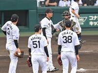 　５回２失点で降板する高橋（中央）＝撮影・飯室逸平