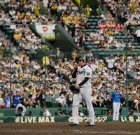 　５回途中、降板する高橋（撮影・西田忠信）