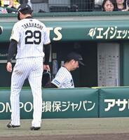 　５回途中で高橋（２９）を降板させる藤川監督（撮影・飯室逸平）