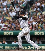 　７回、ソロを放つ大山（撮影・北村雅宏）