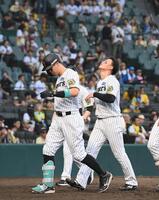 　ＤｅＮＡに敗れ、グラウンドを後にする佐藤輝（左）と森下（撮影・西田忠信）