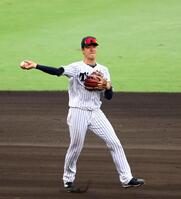 　８回、小幡は度会の打球を捕球し一塁アウトにする（撮影・山口登）