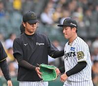 　８回に追加点を許した伊原（右）をベンチ前で迎える高橋（撮影・西田忠信）
