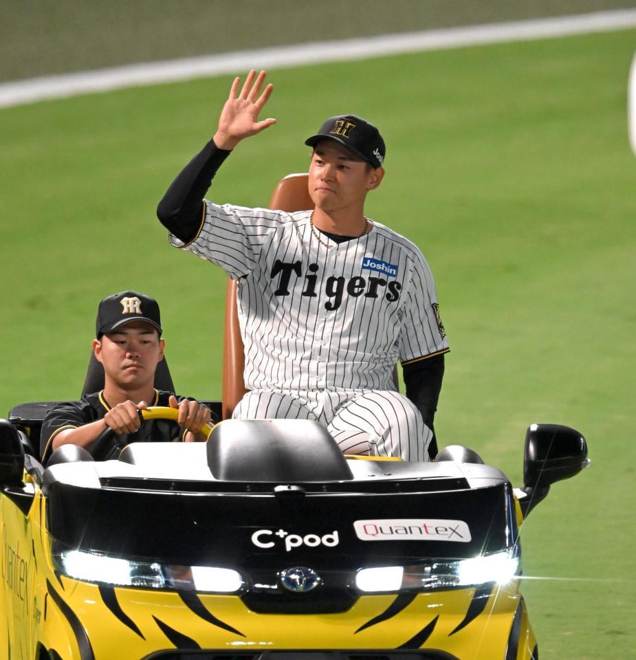 　ライトスタンドのファンに手を振る早川（撮影・飯室逸平）
