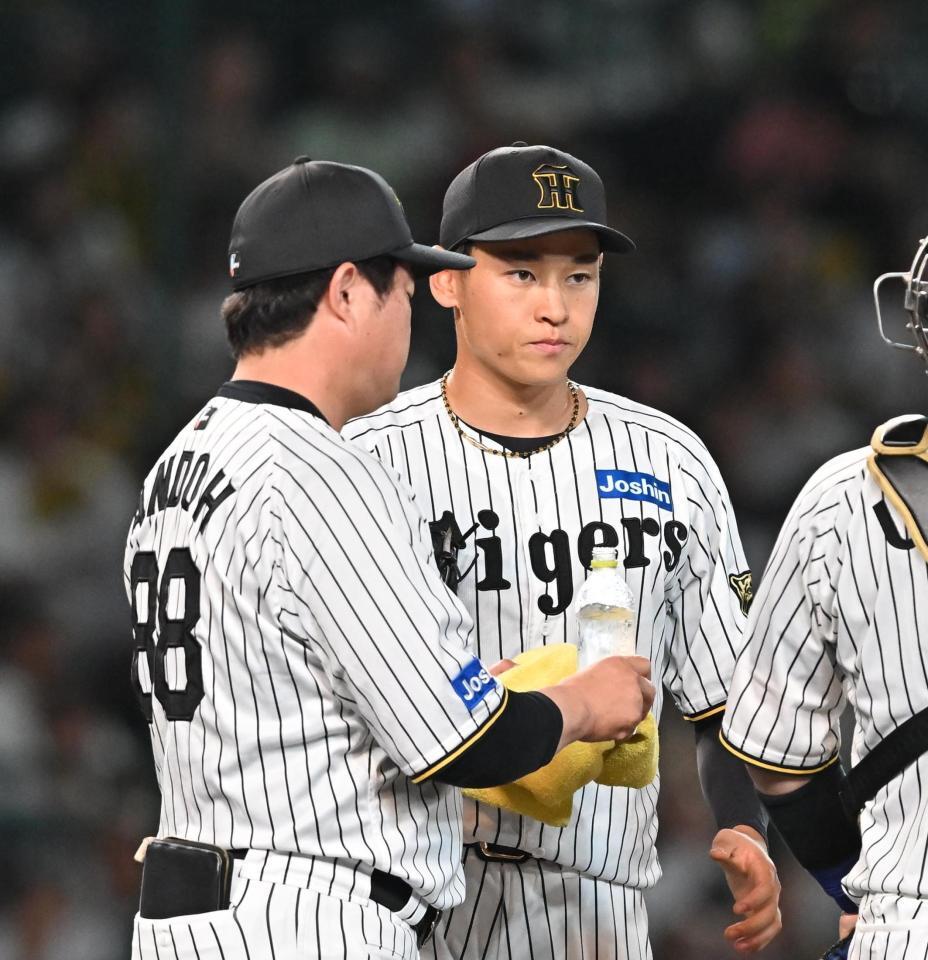 　６回、安藤投手コーチ（左）に声をかけられる早川（撮影・西田忠信）