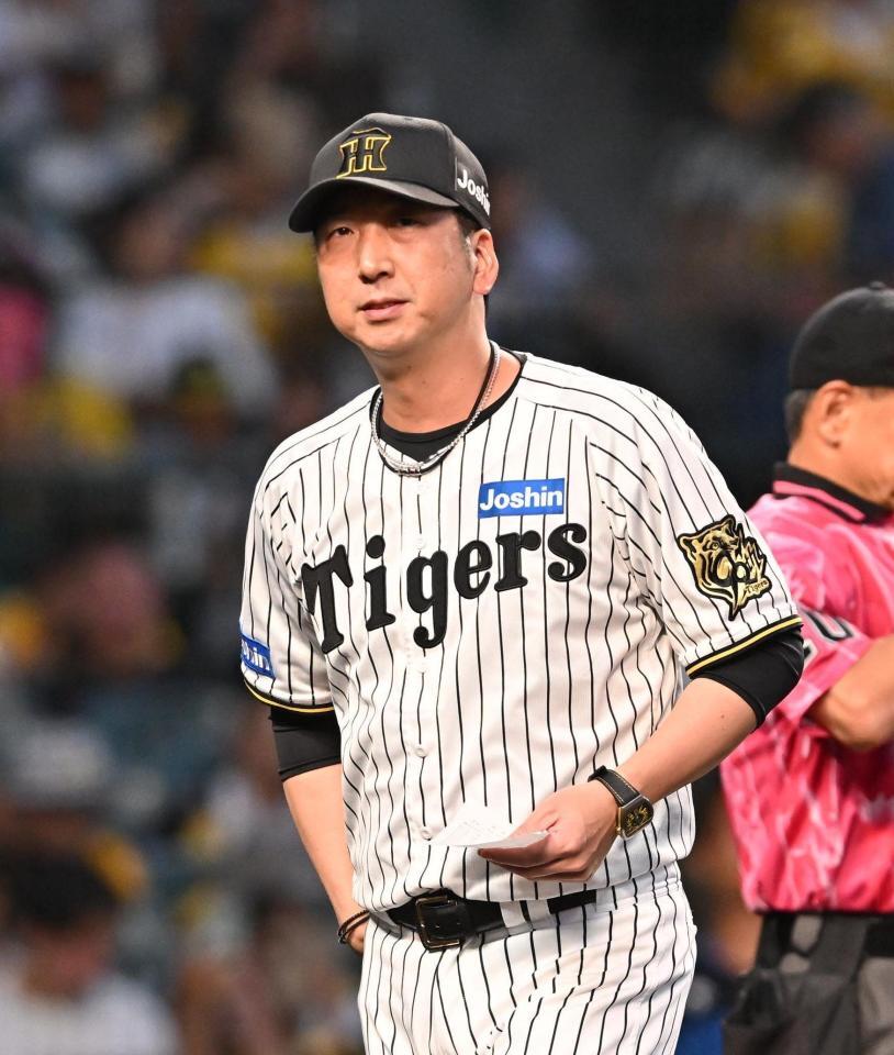 　メンバー表の交換を終えた藤川監督（撮影・西田忠信）