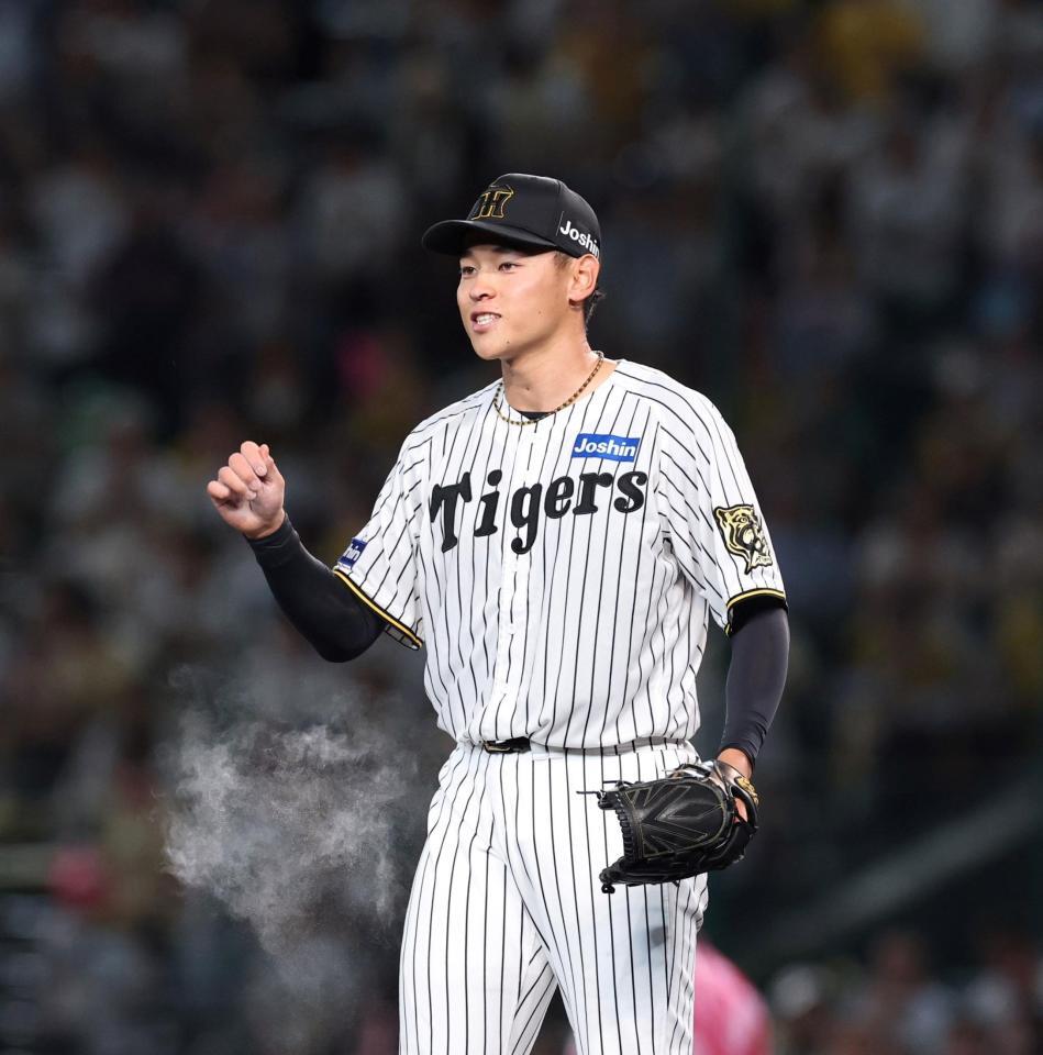 　３回、佐藤輝のプレーに笑顔を見せる早川（撮影・北村雅宏）