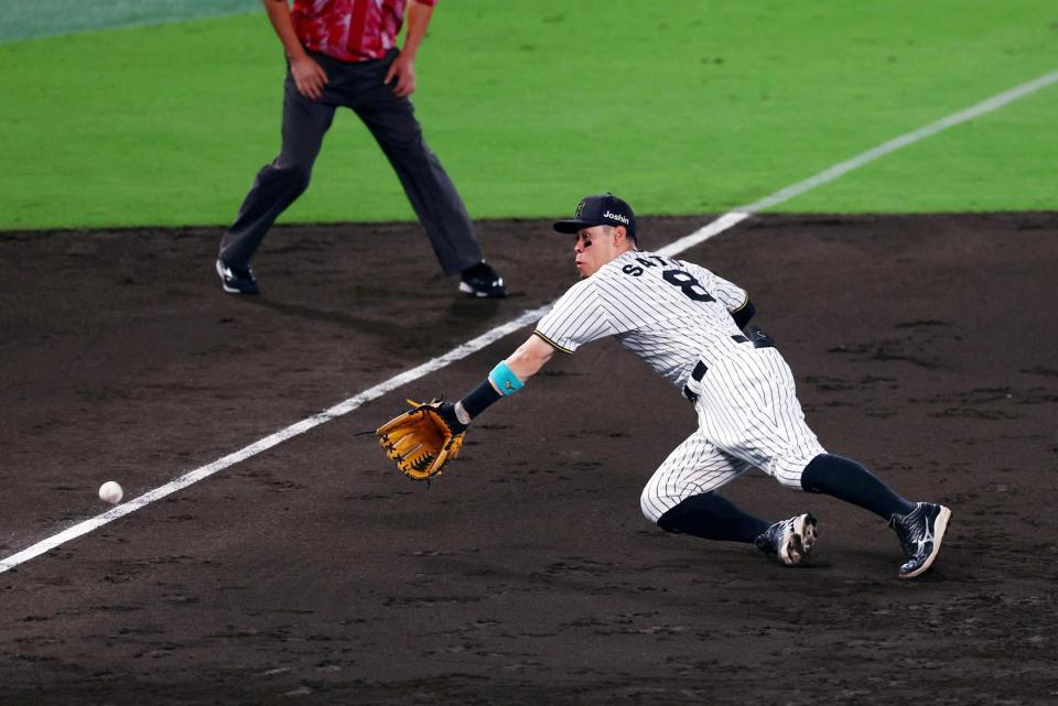 　３回、蝦名の打球を好捕する佐藤輝（撮影・山口登）