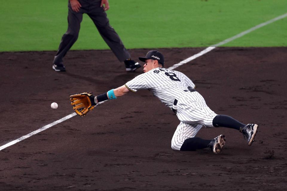 　３回、蝦名の打球を好捕する佐藤輝（撮影・山口登）