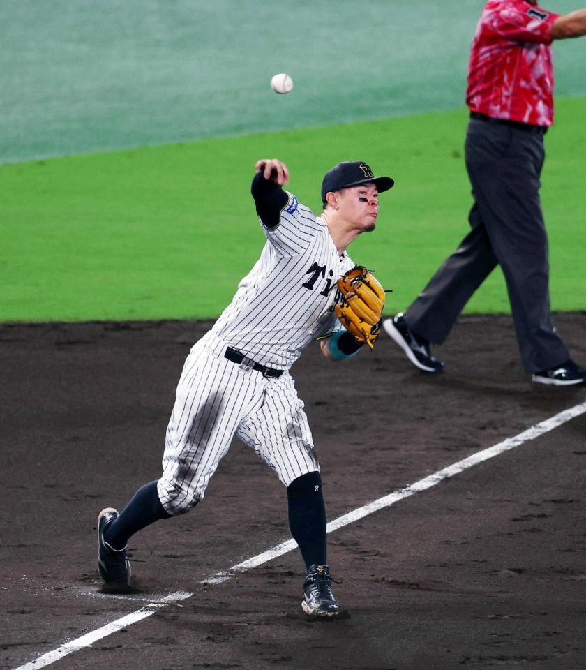 　３回、蝦名の打球を好捕し、一塁アウトにする佐藤輝（撮影・山口登）