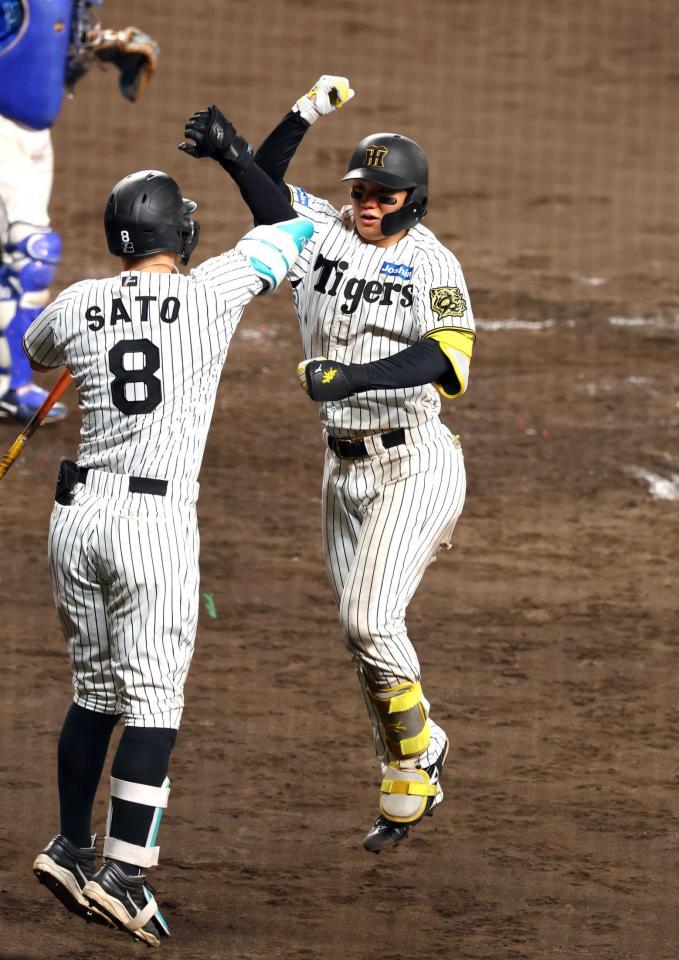 　５回、ソロを放った森下は佐藤輝とジャンピング肘タッチをする（撮影・山口登）