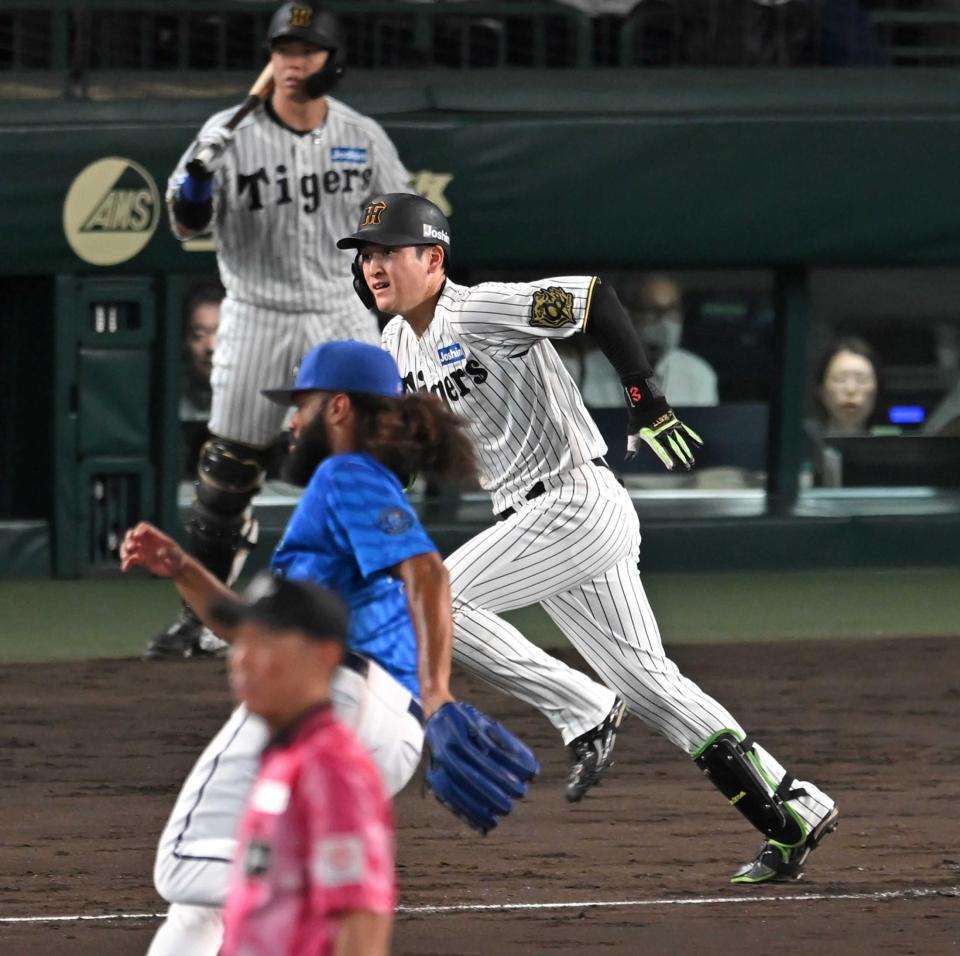　４回、ジャクソンから先制打を放つ高寺（撮影・飯室逸平）