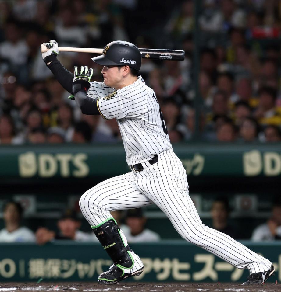 　４回、先制打を放つ高寺（撮影・北村雅宏）