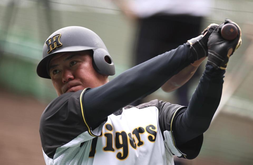 　打撃練習する長坂