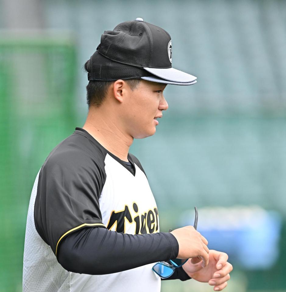 　帽子を重ねて着用する森下（撮影・西田忠信）