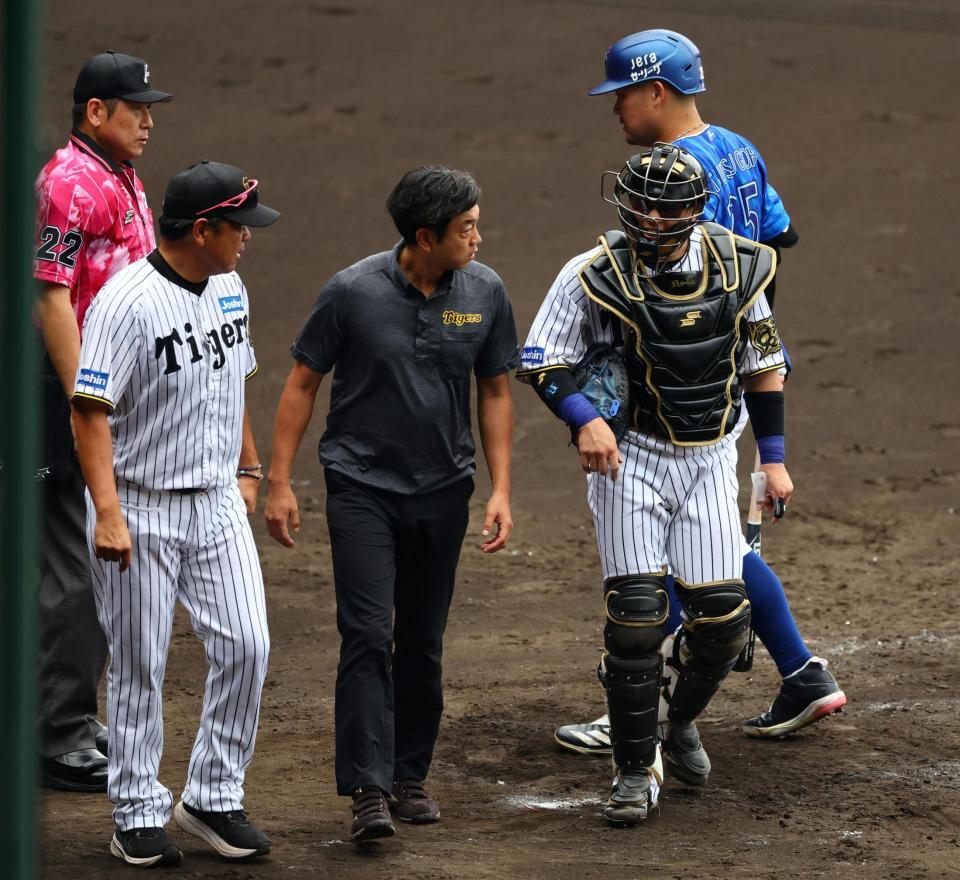 　３回、梅野は筒香の打球を手に当てベンチに戻る（撮影・山口登）