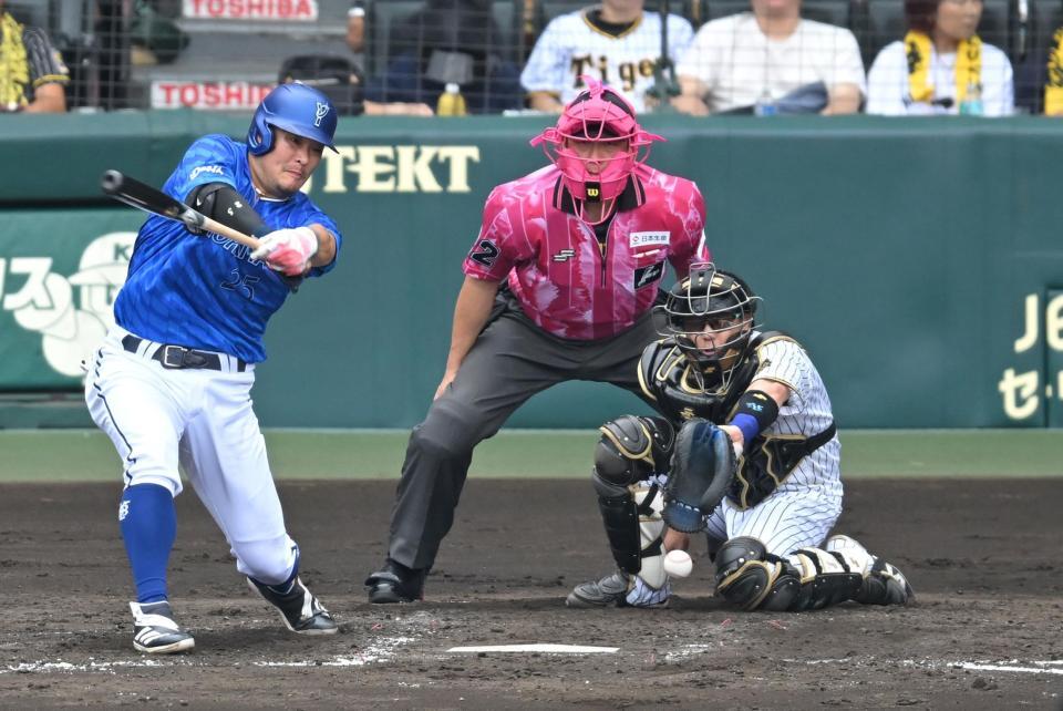 　４回、筒香の打球が梅野に当たる（撮影・飯室逸平）