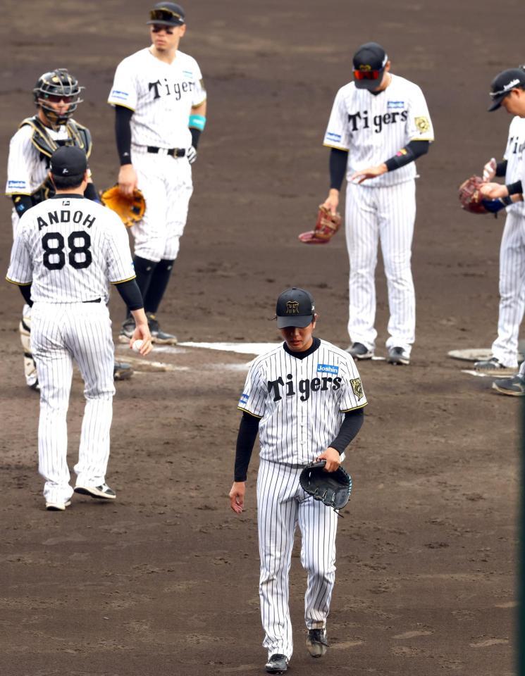 　５回途中、降板する高橋（撮影・山口登）