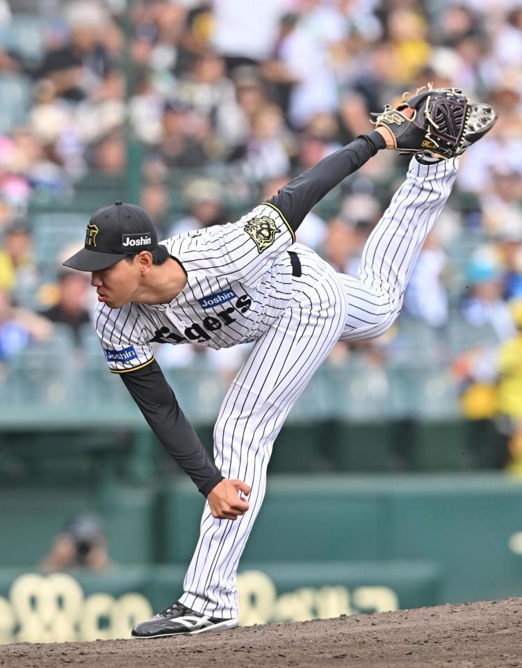 　５回途中から２番手で登板する工藤（撮影・西田忠信）