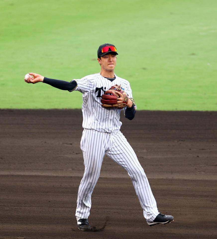 　８回、小幡は度会の打球を捕球し一塁アウトにする（撮影・山口登）