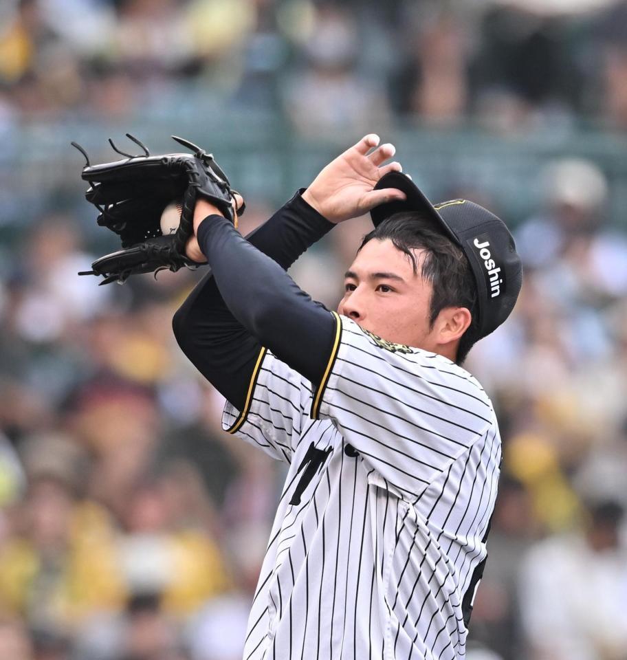 　６回、汗をぬぐう椎葉（撮影・西田忠信）