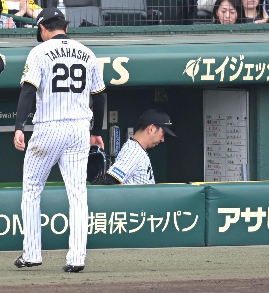 　５回途中で高橋（２９）を降板させる藤川監督（撮影・飯室逸平）