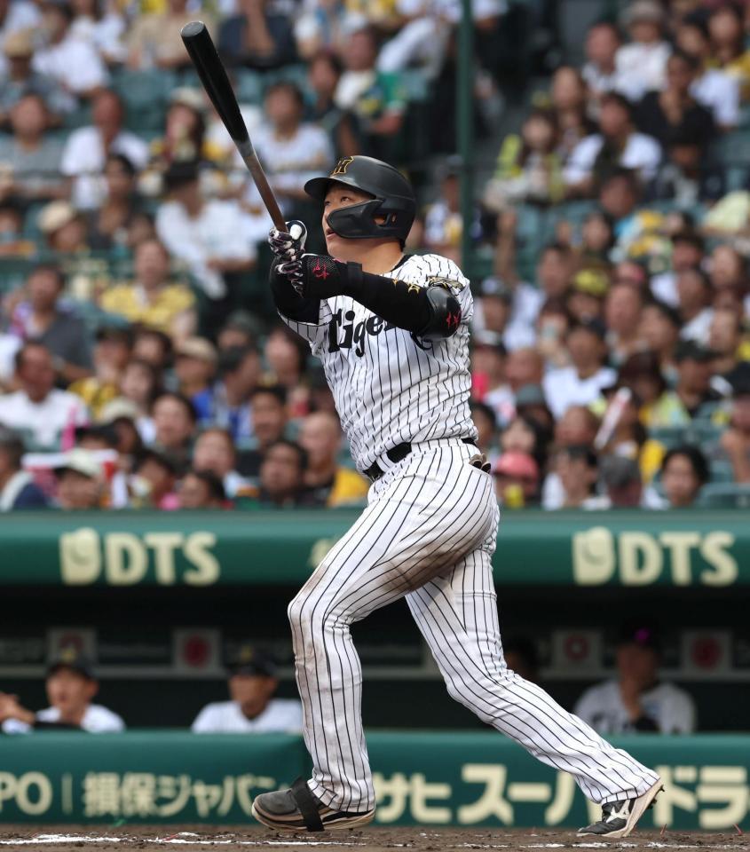 　７回、ソロを放つ大山（撮影・北村雅宏）