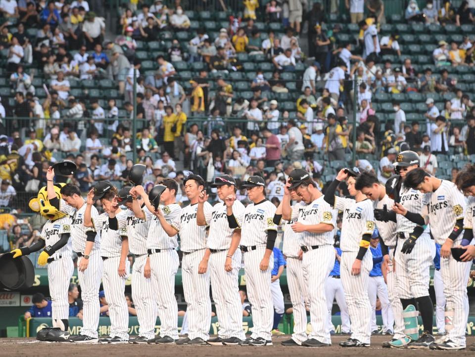 　敗戦後、スタンドに一礼する藤川監督らナイン（撮影・西田忠信）