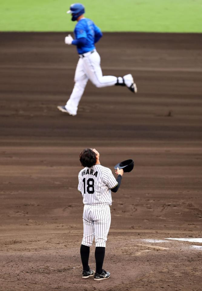 　８回、伊原はオースティンに２ランを許す（撮影・山口登）