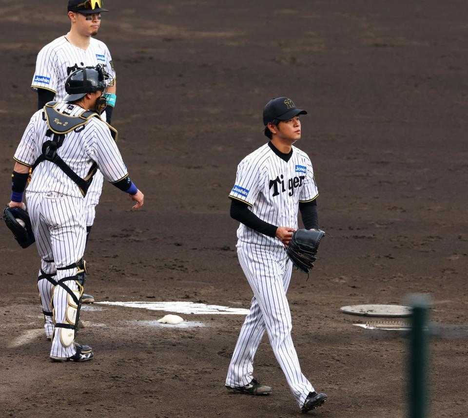 　５回途中、降板する高橋（撮影・山口登）