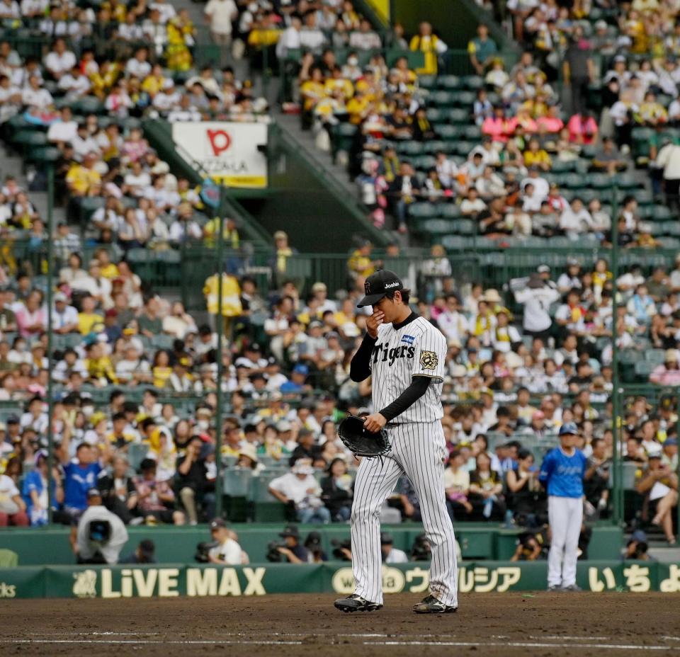 　５回途中、降板する高橋（撮影・西田忠信）