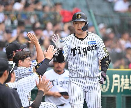 　７回、ソロを放ちベンチ前でナインとタッチを交わす大山（撮影・西田忠信）