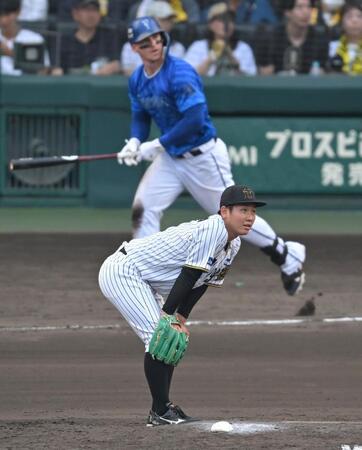 　８回、オースティンに２ランを浴びる伊原（撮影・飯室逸平）