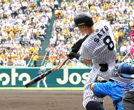 　１回、佐藤輝はバットを折られ右飛に倒れる（撮影・山口登）